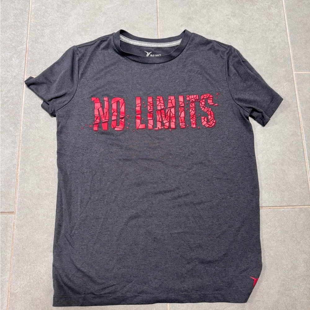 Old Navy Charcoal Tee with Red Graphic ✨5 for $15!✨